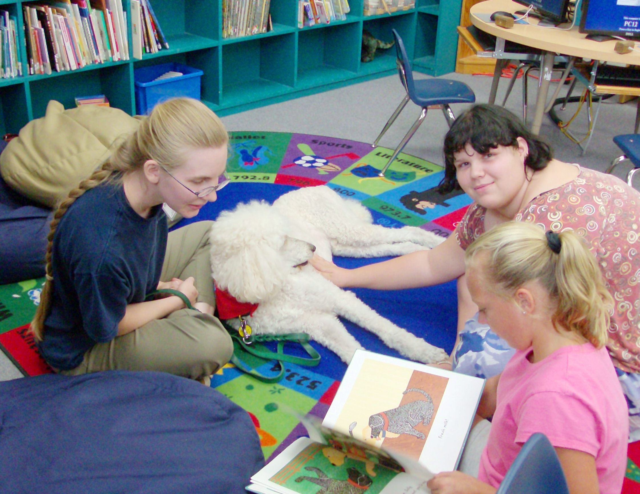 Kids reading to Sunny